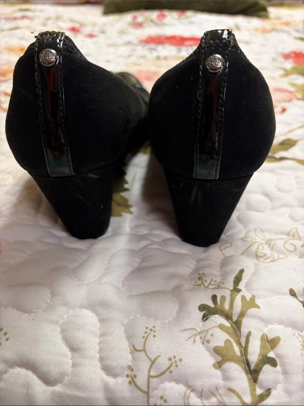 Dana Buchman black wedges